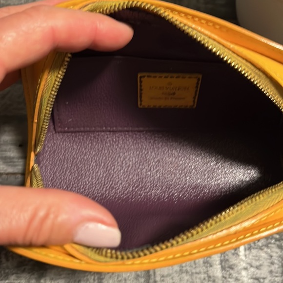 LOUIS VUITTON EPI CASE - Picture 8 of 10